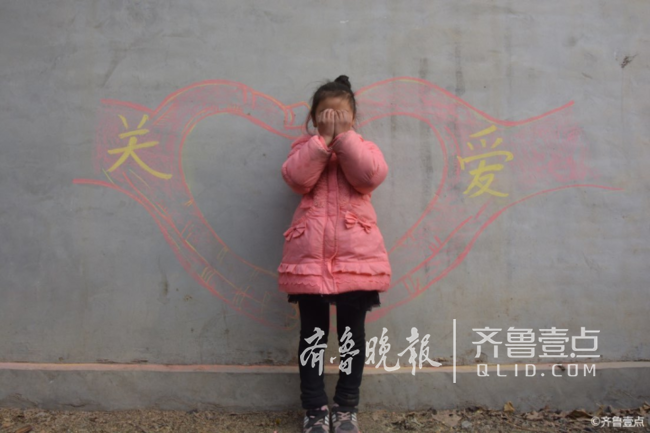 聊城大学生创意墙绘 呼吁关注留守儿童