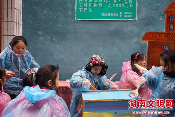 长沙芙蓉区开展大手拉小手 共绘丰泉梦手绘墙绘活动