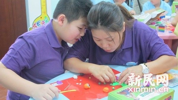 图说：和妈妈一起捏彩色陶土，小朋友和家长都兴致勃勃。新民网记者 李若楠 摄
