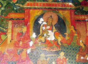 袖口与衣襟的边饰不用红色或橘色