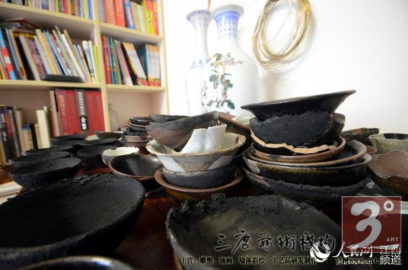 熊昊阳工作室内等待修复的各类瓷器。