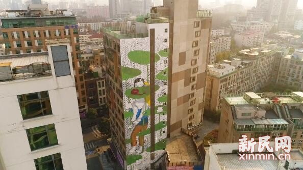 分别在大学路和虹桥天地完成了3幅墙绘作品