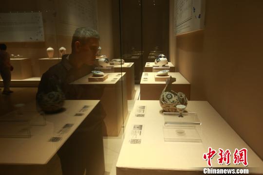 该展览以全景解读为理念