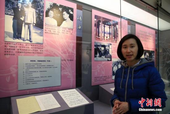 120位来自全国各界的知名人士以在画作上题字的方式表达了对周恩来的深切怀念