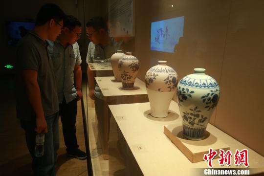 “青出于蓝——青花瓷的起源、发展与交流”特展在海南省博物馆开展。 张茜翼 摄