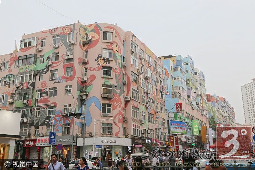 道路两旁的十余栋居民楼的墙体画满大型墙绘