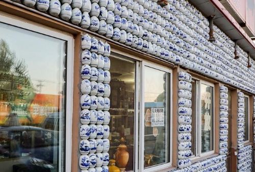5000个青花瓷瓶被贴上墙 主人欲申请吉尼斯