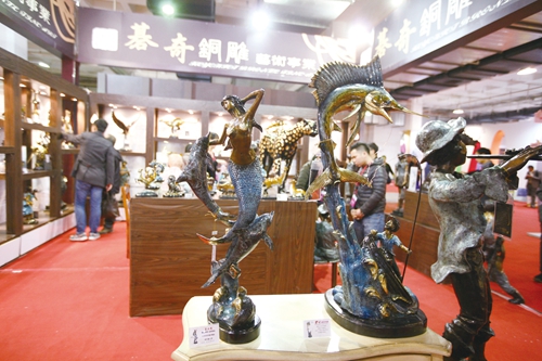 铜雕工艺品以精湛的工艺水平和时尚的造型越来越受到市场欢迎