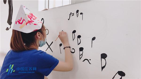 “画”出希望与未来 大学生为贫困中学制作特色墙绘