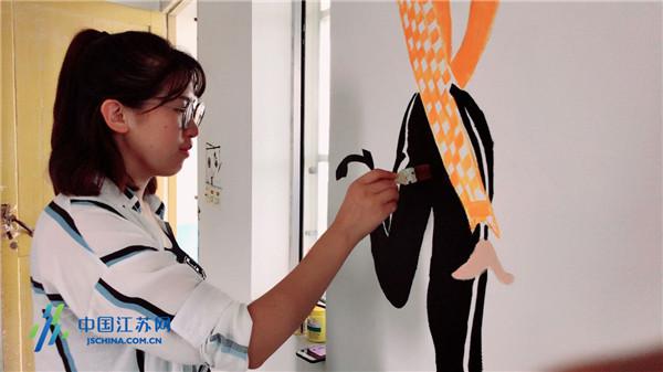 “画”出希望与未来 大学生为贫困中学制作特色墙绘