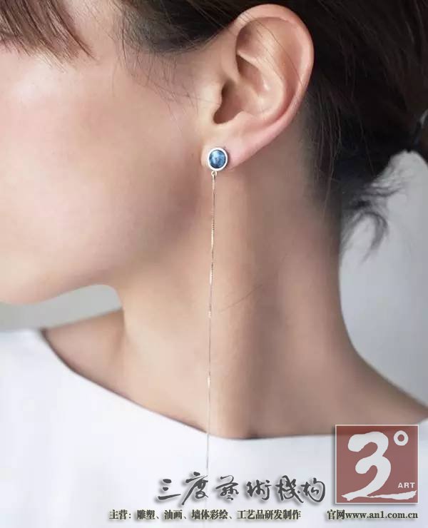 轻轻地就着它自己叙述的声音 让它成为新的自己 一件蕴含着古老文化的老物件 变成了适合现代人审美和生活方式的精美饰品 重新诠释这些古老而又时尚的文化印迹 一川说:这些有着锋利棱角的瓷片在我看来 不是破碎的残躯