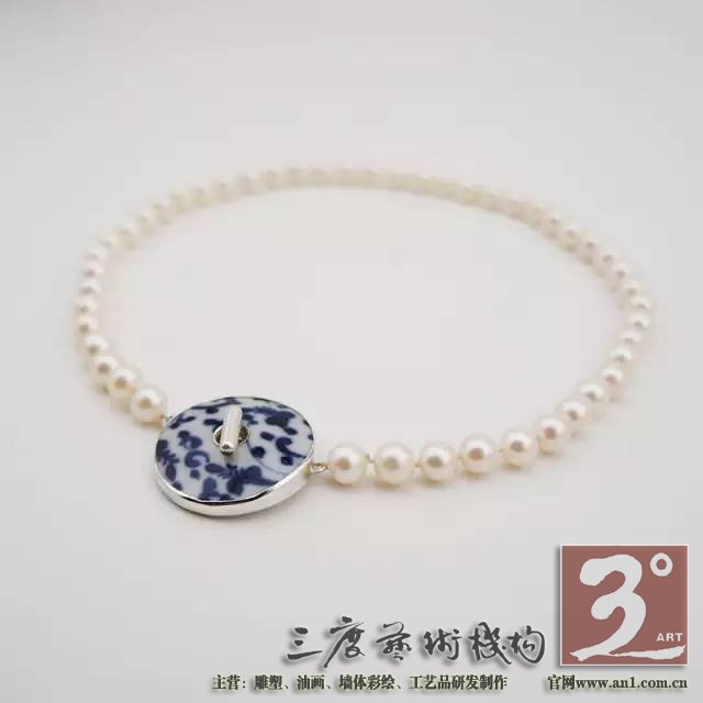 轻轻地就着它自己叙述的声音 让它成为新的自己 一件蕴含着古老文化的老物件 变成了适合现代人审美和生活方式的精美饰品 重新诠释这些古老而又时尚的文化印迹 一川说:这些有着锋利棱角的瓷片在我看来 不是破碎的残躯