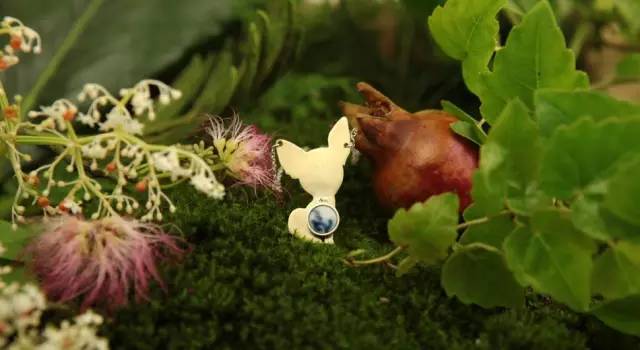 轻轻地就着它自己叙述的声音 让它成为新的自己 一件蕴含着古老文化的老物件 变成了适合现代人审美和生活方式的精美饰品 重新诠释这些古老而又时尚的文化印迹 一川说:这些有着锋利棱角的瓷片在我看来 不是破碎的残躯