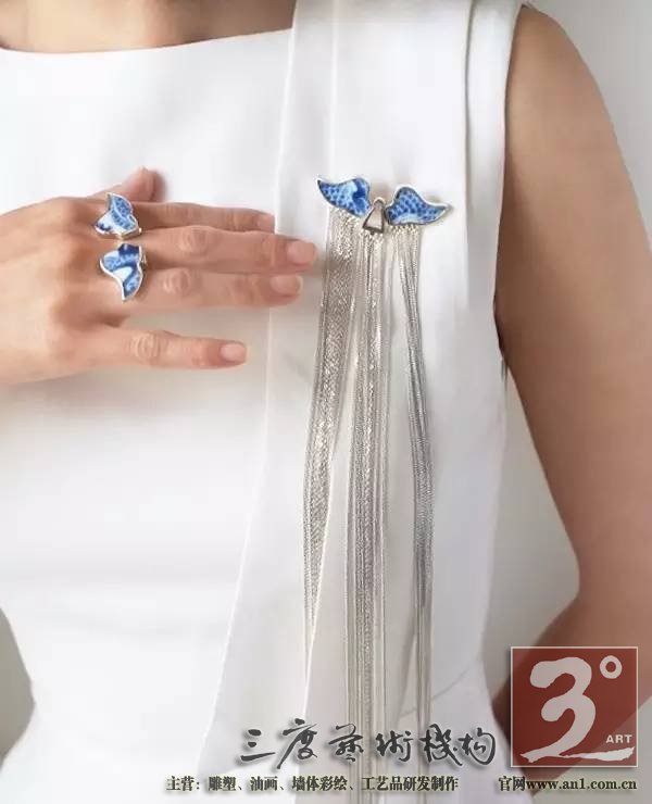 轻轻地就着它自己叙述的声音 让它成为新的自己 一件蕴含着古老文化的老物件 变成了适合现代人审美和生活方式的精美饰品 重新诠释这些古老而又时尚的文化印迹 一川说:这些有着锋利棱角的瓷片在我看来 不是破碎的残躯