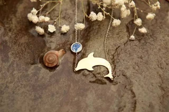 轻轻地就着它自己叙述的声音 让它成为新的自己 一件蕴含着古老文化的老物件 变成了适合现代人审美和生活方式的精美饰品 重新诠释这些古老而又时尚的文化印迹 一川说:这些有着锋利棱角的瓷片在我看来 不是破碎的残躯