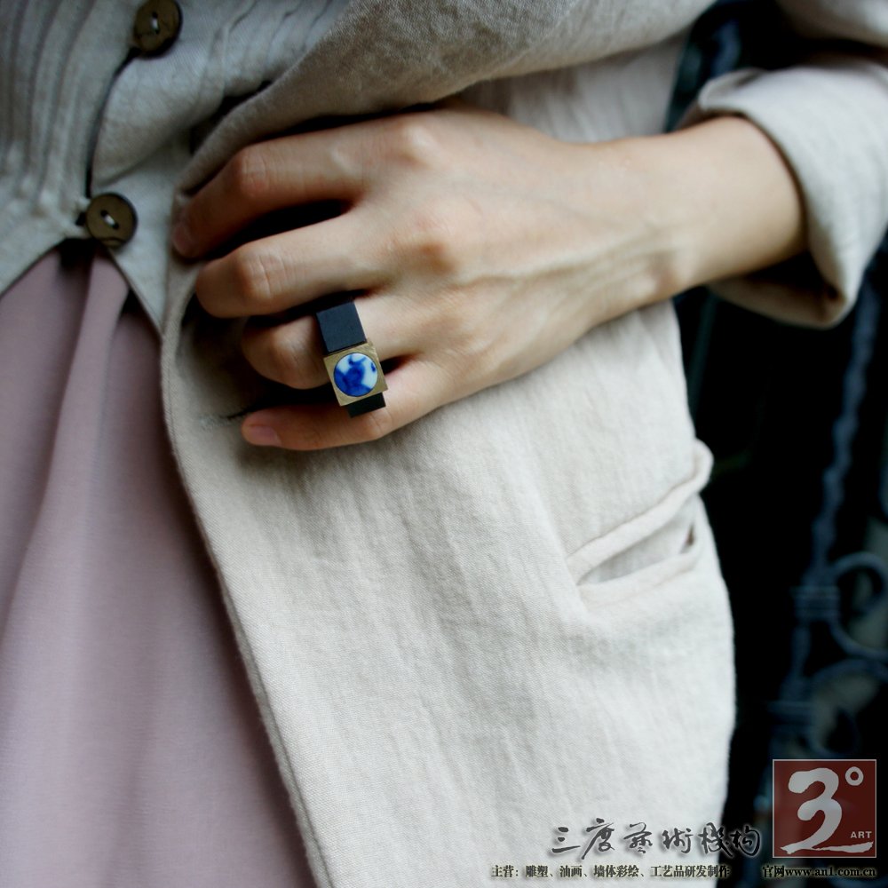 轻轻地就着它自己叙述的声音 让它成为新的自己 一件蕴含着古老文化的老物件 变成了适合现代人审美和生活方式的精美饰品 重新诠释这些古老而又时尚的文化印迹 一川说:这些有着锋利棱角的瓷片在我看来 不是破碎的残躯