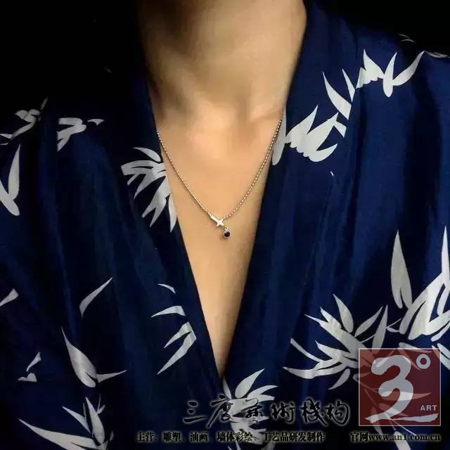 轻轻地就着它自己叙述的声音 让它成为新的自己 一件蕴含着古老文化的老物件 变成了适合现代人审美和生活方式的精美饰品 重新诠释这些古老而又时尚的文化印迹 一川说:这些有着锋利棱角的瓷片在我看来 不是破碎的残躯