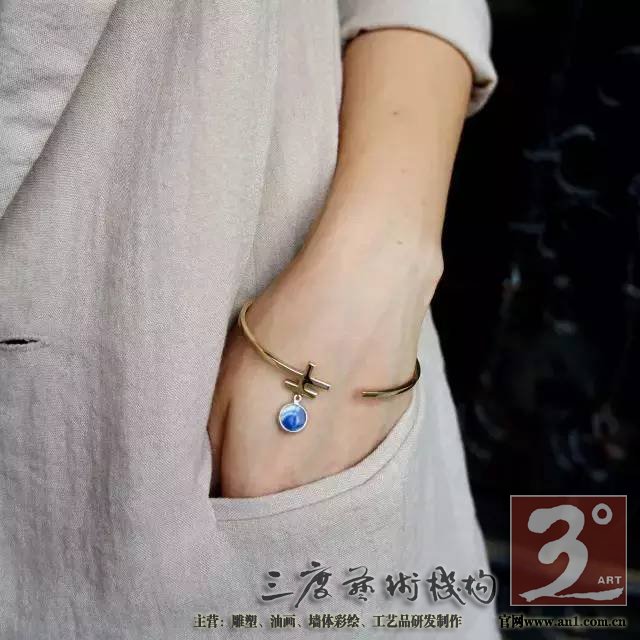 轻轻地就着它自己叙述的声音 让它成为新的自己 一件蕴含着古老文化的老物件 变成了适合现代人审美和生活方式的精美饰品 重新诠释这些古老而又时尚的文化印迹 一川说:这些有着锋利棱角的瓷片在我看来 不是破碎的残躯