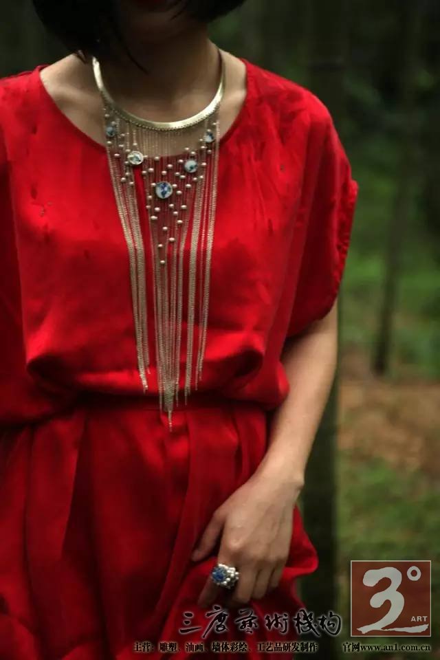 轻轻地就着它自己叙述的声音 让它成为新的自己 一件蕴含着古老文化的老物件 变成了适合现代人审美和生活方式的精美饰品 重新诠释这些古老而又时尚的文化印迹 一川说:这些有着锋利棱角的瓷片在我看来 不是破碎的残躯