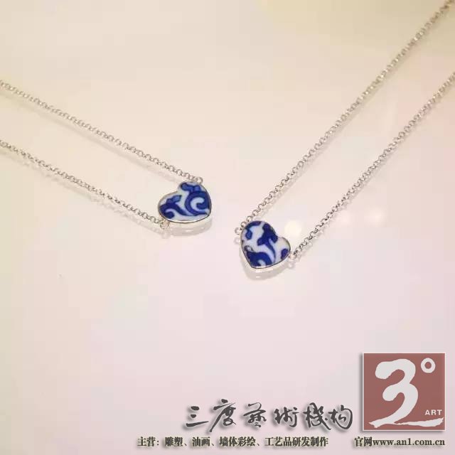 轻轻地就着它自己叙述的声音 让它成为新的自己 一件蕴含着古老文化的老物件 变成了适合现代人审美和生活方式的精美饰品 重新诠释这些古老而又时尚的文化印迹 一川说:这些有着锋利棱角的瓷片在我看来 不是破碎的残躯