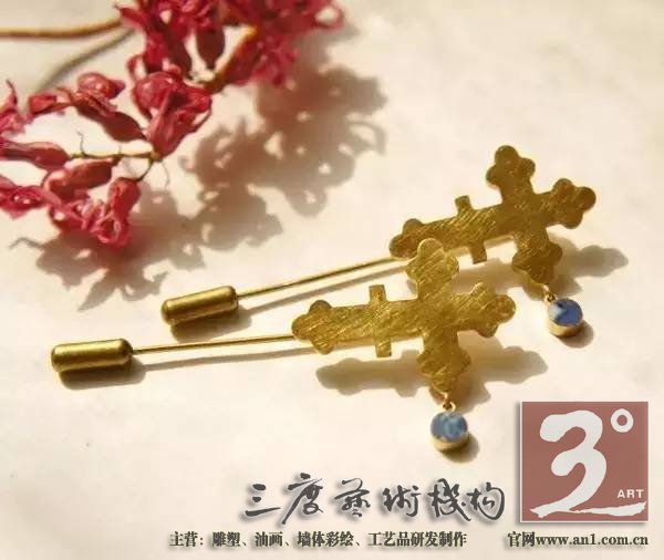 轻轻地就着它自己叙述的声音 让它成为新的自己 一件蕴含着古老文化的老物件 变成了适合现代人审美和生活方式的精美饰品 重新诠释这些古老而又时尚的文化印迹 一川说:这些有着锋利棱角的瓷片在我看来 不是破碎的残躯