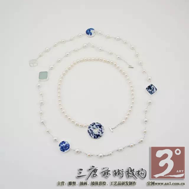 轻轻地就着它自己叙述的声音 让它成为新的自己 一件蕴含着古老文化的老物件 变成了适合现代人审美和生活方式的精美饰品 重新诠释这些古老而又时尚的文化印迹 一川说:这些有着锋利棱角的瓷片在我看来 不是破碎的残躯