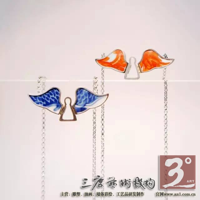 轻轻地就着它自己叙述的声音 让它成为新的自己 一件蕴含着古老文化的老物件 变成了适合现代人审美和生活方式的精美饰品 重新诠释这些古老而又时尚的文化印迹 一川说:这些有着锋利棱角的瓷片在我看来 不是破碎的残躯