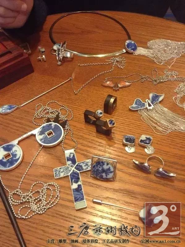 轻轻地就着它自己叙述的声音 让它成为新的自己 一件蕴含着古老文化的老物件 变成了适合现代人审美和生活方式的精美饰品 重新诠释这些古老而又时尚的文化印迹 一川说:这些有着锋利棱角的瓷片在我看来 不是破碎的残躯