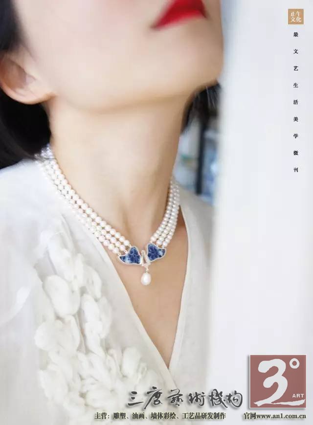 轻轻地就着它自己叙述的声音 让它成为新的自己 一件蕴含着古老文化的老物件 变成了适合现代人审美和生活方式的精美饰品 重新诠释这些古老而又时尚的文化印迹 一川说:这些有着锋利棱角的瓷片在我看来 不是破碎的残躯