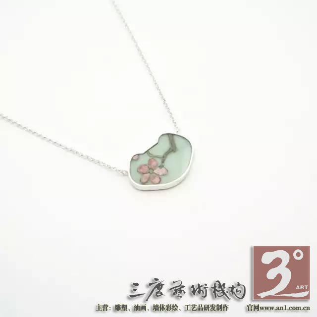 轻轻地就着它自己叙述的声音 让它成为新的自己 一件蕴含着古老文化的老物件 变成了适合现代人审美和生活方式的精美饰品 重新诠释这些古老而又时尚的文化印迹 一川说:这些有着锋利棱角的瓷片在我看来 不是破碎的残躯