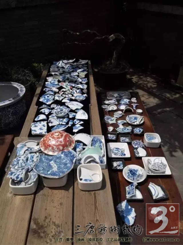 轻轻地就着它自己叙述的声音 让它成为新的自己 一件蕴含着古老文化的老物件 变成了适合现代人审美和生活方式的精美饰品 重新诠释这些古老而又时尚的文化印迹 一川说:这些有着锋利棱角的瓷片在我看来 不是破碎的残躯