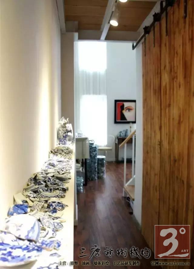 轻轻地就着它自己叙述的声音 让它成为新的自己 一件蕴含着古老文化的老物件 变成了适合现代人审美和生活方式的精美饰品 重新诠释这些古老而又时尚的文化印迹 一川说:这些有着锋利棱角的瓷片在我看来 不是破碎的残躯