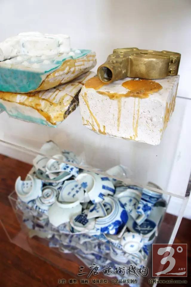 轻轻地就着它自己叙述的声音 让它成为新的自己 一件蕴含着古老文化的老物件 变成了适合现代人审美和生活方式的精美饰品 重新诠释这些古老而又时尚的文化印迹 一川说:这些有着锋利棱角的瓷片在我看来 不是破碎的残躯