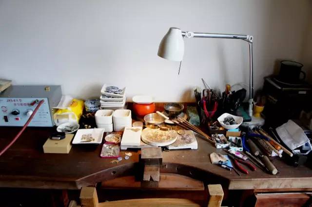 轻轻地就着它自己叙述的声音 让它成为新的自己 一件蕴含着古老文化的老物件 变成了适合现代人审美和生活方式的精美饰品 重新诠释这些古老而又时尚的文化印迹 一川说:这些有着锋利棱角的瓷片在我看来 不是破碎的残躯