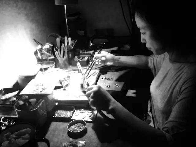 轻轻地就着它自己叙述的声音 让它成为新的自己 一件蕴含着古老文化的老物件 变成了适合现代人审美和生活方式的精美饰品 重新诠释这些古老而又时尚的文化印迹 一川说:这些有着锋利棱角的瓷片在我看来 不是破碎的残躯