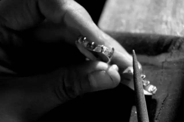 轻轻地就着它自己叙述的声音 让它成为新的自己 一件蕴含着古老文化的老物件 变成了适合现代人审美和生活方式的精美饰品 重新诠释这些古老而又时尚的文化印迹 一川说:这些有着锋利棱角的瓷片在我看来 不是破碎的残躯