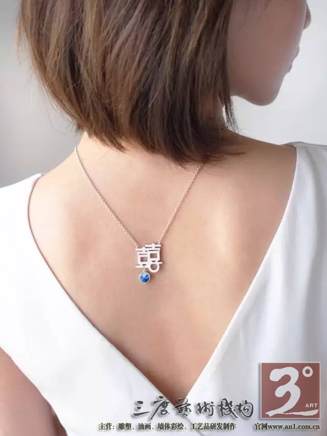 轻轻地就着它自己叙述的声音 让它成为新的自己 一件蕴含着古老文化的老物件 变成了适合现代人审美和生活方式的精美饰品 重新诠释这些古老而又时尚的文化印迹 一川说:这些有着锋利棱角的瓷片在我看来 不是破碎的残躯