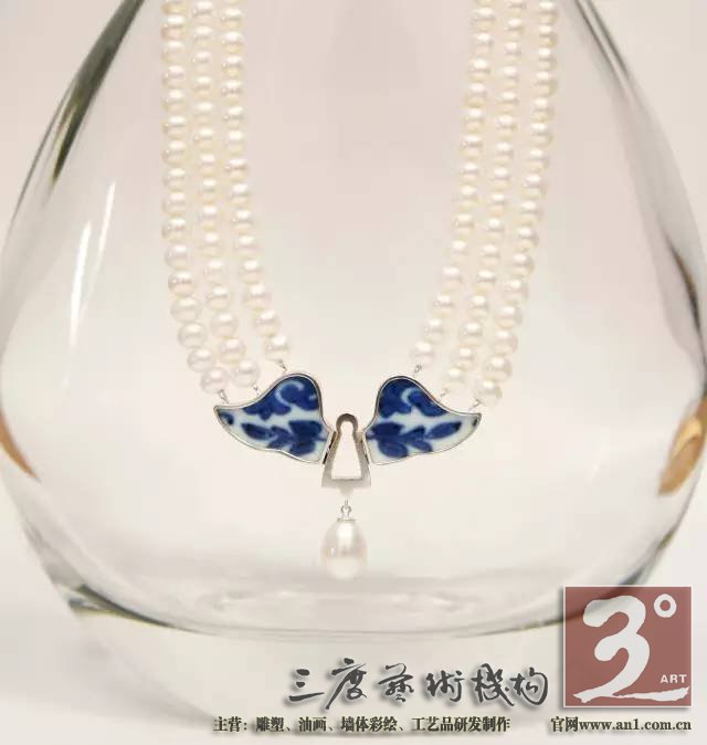 轻轻地就着它自己叙述的声音 让它成为新的自己 一件蕴含着古老文化的老物件 变成了适合现代人审美和生活方式的精美饰品 重新诠释这些古老而又时尚的文化印迹 一川说:这些有着锋利棱角的瓷片在我看来 不是破碎的残躯