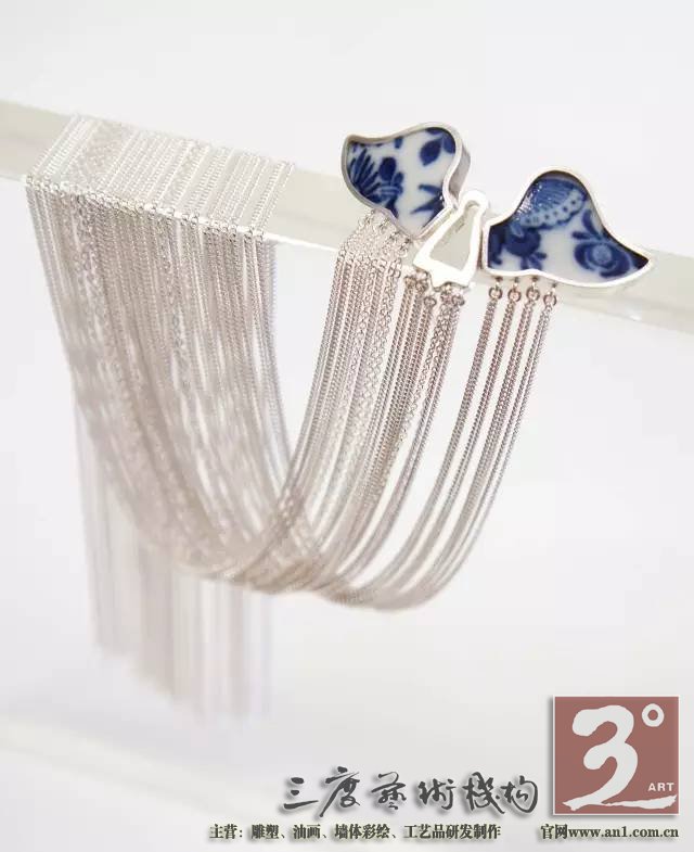 轻轻地就着它自己叙述的声音 让它成为新的自己 一件蕴含着古老文化的老物件 变成了适合现代人审美和生活方式的精美饰品 重新诠释这些古老而又时尚的文化印迹 一川说:这些有着锋利棱角的瓷片在我看来 不是破碎的残躯