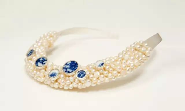 轻轻地就着它自己叙述的声音 让它成为新的自己 一件蕴含着古老文化的老物件 变成了适合现代人审美和生活方式的精美饰品 重新诠释这些古老而又时尚的文化印迹 一川说:这些有着锋利棱角的瓷片在我看来 不是破碎的残躯