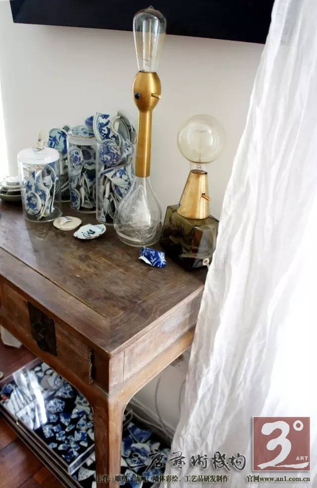 轻轻地就着它自己叙述的声音 让它成为新的自己 一件蕴含着古老文化的老物件 变成了适合现代人审美和生活方式的精美饰品 重新诠释这些古老而又时尚的文化印迹 一川说:这些有着锋利棱角的瓷片在我看来 不是破碎的残躯