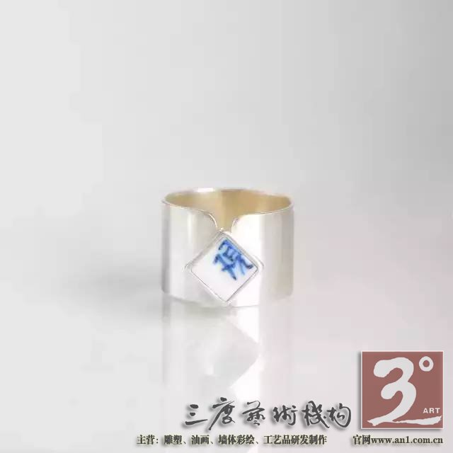 轻轻地就着它自己叙述的声音 让它成为新的自己 一件蕴含着古老文化的老物件 变成了适合现代人审美和生活方式的精美饰品 重新诠释这些古老而又时尚的文化印迹 一川说:这些有着锋利棱角的瓷片在我看来 不是破碎的残躯