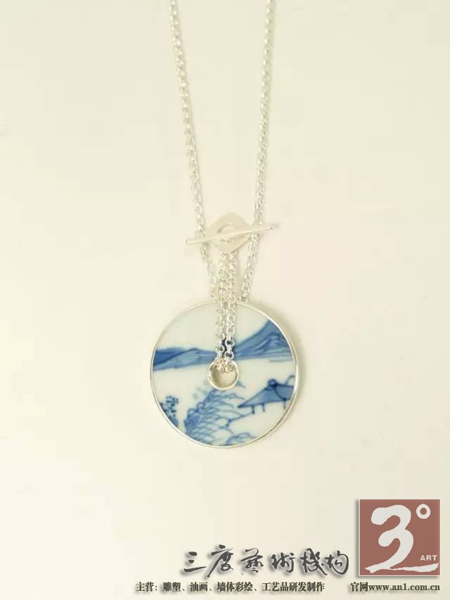 轻轻地就着它自己叙述的声音 让它成为新的自己 一件蕴含着古老文化的老物件 变成了适合现代人审美和生活方式的精美饰品 重新诠释这些古老而又时尚的文化印迹 一川说:这些有着锋利棱角的瓷片在我看来 不是破碎的残躯