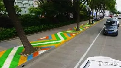  这些匍匐在人行道上“乱涂鸦”的人