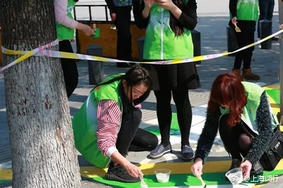  这些匍匐在人行道上“乱涂鸦”的人