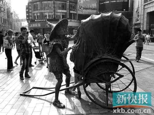 荔湾广场的《落雨大》铜雕塑,黄包车车轮上明显少了几根铜线。周达标/摄