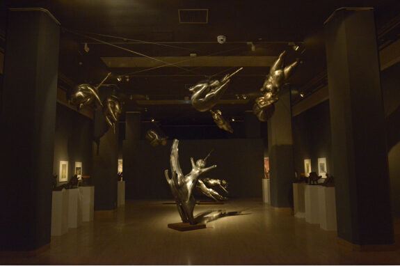  殷小烽作品展在中国美术馆盛大开幕 时间：2015年6月28日 地点：中国美术馆三号厅 五号厅 七号厅 展出作品：雕塑57件；绘画323幅 研讨会： 时间：13：00--16：00 地点：中国美术馆七楼会议室 学术主持：孙振华 吴为山 范迪安 曹意强 黎明 尚辉 张晴 陈云岗 吕品昌 殷双喜 傅中望 王确 唐尧 刘礼宾 段君 何桂彦 吴鸿 鲁虹 冀少峰 杨小彦 俞可 王端廷 宋伟光 崔泰晚（韩国） 金东明（韩国） 钱晓鸣 郭航等 开幕式： 时间：16：00 地点：中国美术馆一层大厅 主持：尚辉 嘉宾：覃志刚 夏潮 杨晓慧 范迪安 吴为山 王学战 徐里 曾成钢 黎明 邓国源 丁杰 盛扬 曹春生 韩镇燮（韩国） 殷小烽 卢禹舜 张晓凌 马书林 安远远 曹意强 崔永泉 王确 郭春芳及云辉 李象群 王少军 孙振华 陈云岗 吕品昌 陈坚 傅中望 殷双喜 龙翔 王志强 郑晓辉 范文南 王中 崔泰晚（韩国） 金东明（韩国） 刘赦 赵云龙 郭晓光 何小青 孙大峰 范伟民等 