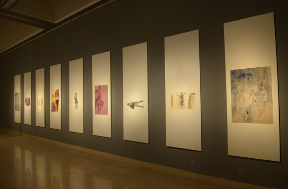  殷小烽作品展在中国美术馆盛大开幕 时间：2015年6月28日 地点：中国美术馆三号厅 五号厅 七号厅 展出作品：雕塑57件；绘画323幅 研讨会： 时间：13：00--16：00 地点：中国美术馆七楼会议室 学术主持：孙振华 吴为山 范迪安 曹意强 黎明 尚辉 张晴 陈云岗 吕品昌 殷双喜 傅中望 王确 唐尧 刘礼宾 段君 何桂彦 吴鸿 鲁虹 冀少峰 杨小彦 俞可 王端廷 宋伟光 崔泰晚（韩国） 金东明（韩国） 钱晓鸣 郭航等 开幕式： 时间：16：00 地点：中国美术馆一层大厅 主持：尚辉 嘉宾：覃志刚 夏潮 杨晓慧 范迪安 吴为山 王学战 徐里 曾成钢 黎明 邓国源 丁杰 盛扬 曹春生 韩镇燮（韩国） 殷小烽 卢禹舜 张晓凌 马书林 安远远 曹意强 崔永泉 王确 郭春芳及云辉 李象群 王少军 孙振华 陈云岗 吕品昌 陈坚 傅中望 殷双喜 龙翔 王志强 郑晓辉 范文南 王中 崔泰晚（韩国） 金东明（韩国） 刘赦 赵云龙 郭晓光 何小青 孙大峰 范伟民等 