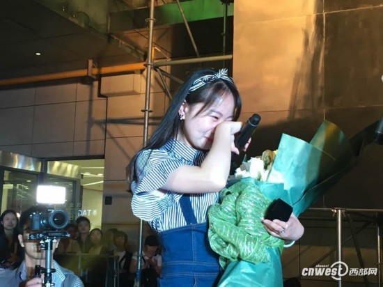90后小伙半年时间手绘女友肖像油画520成功求婚
