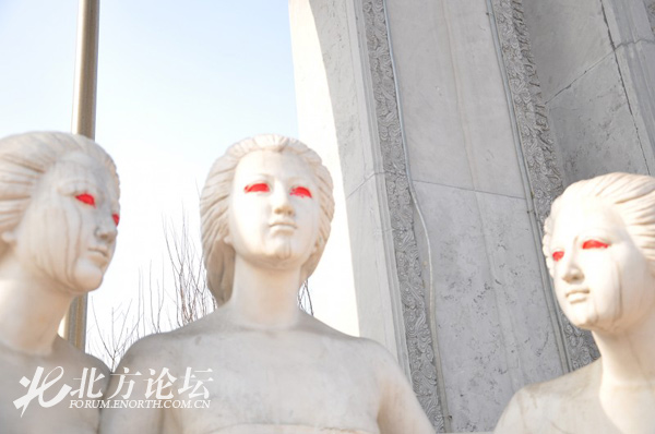 发现被涂鸦的雕像已被管理部门及时修复